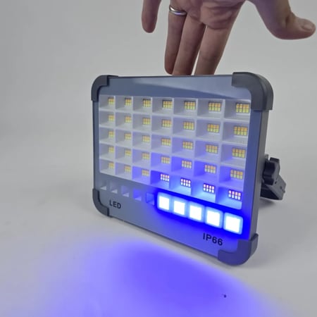 كشاف العمل الاحترافي (Solarna LED G423) – إضاءة شمسية قوية وتصميم عملي لكل التضاريس!