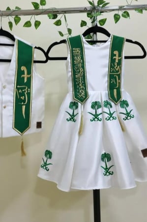 فستان بناتي اليوم الوطني مع وشاح ب الأسم