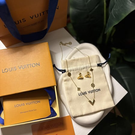 طقم لويس فيتون نسائي ذهبي ماستر ستيل عقد Essential V وتشارمز مونوغرام