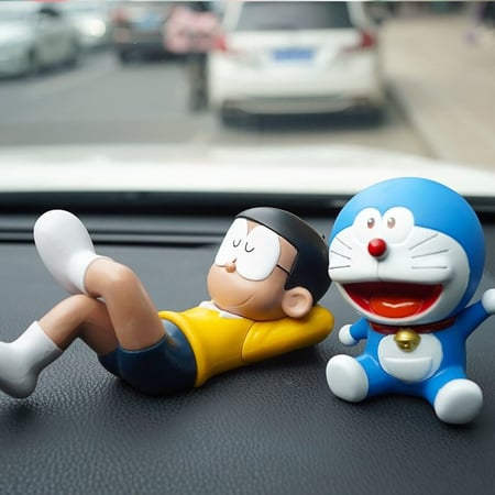 مجسم شخصيات الانمي المحبوبة دورايمون و نوبي قطعتبن معا لعشاق تزيين التابلوه بتصميم جميل و لطيف , للسيارة و الكمبيوتر و المكتب