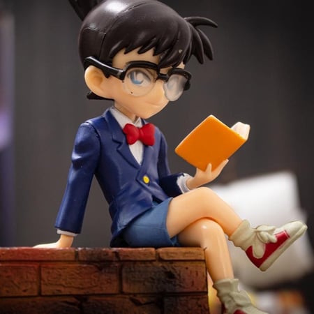 مجسم شخصيات الانمي شخصية كونان المحببة لعشاق تزيين التابلو بتصميم  جميل و لطيف , للسيارة و الكمبيوتر  و المكتب
