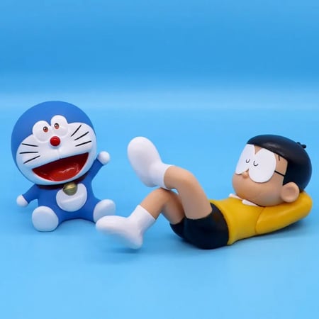 مجسم شخصيات الانمي المحبوبة دورايمون و نوبي قطعتبن معا لعشاق تزيين التابلوه بتصميم جميل و لطيف , للسيارة و الكمبيوتر و المكتب