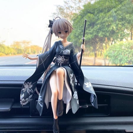 مجسم شخصية الانمي باللباس الياباني التقليدي الكيمونو المحببة لعشاق تزيين التابلو بتصميم جميل و لطيف , للسيارة و الكمبيوتر و المكتب