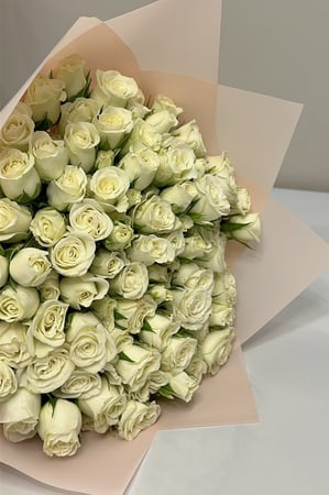 باقة بيبي جوري ابيض بتغليف وردي