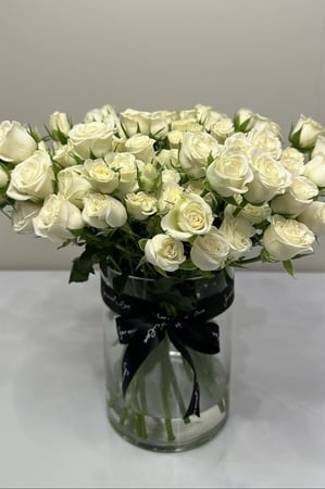 بيبي جوري ابيض مع فازه