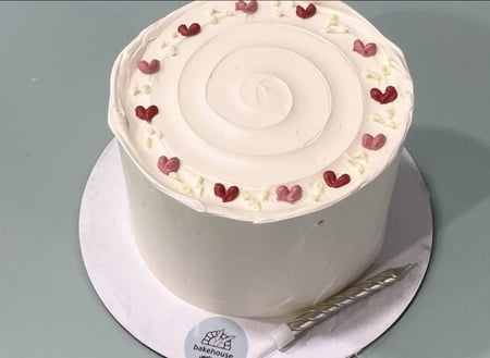 كيك كوري مزين بالقلوب