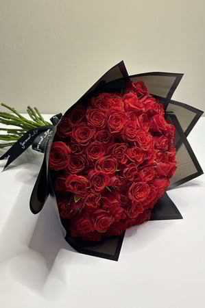 باقة بيبي جوري أحمر بتغليف اسود