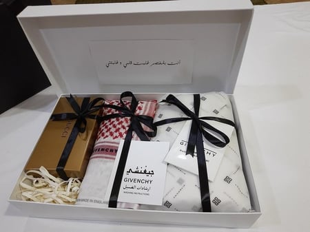 غترة جيفنشي ابيض + قماش  ابيض +نظارة +قلم + سبحة + كرت اهداء