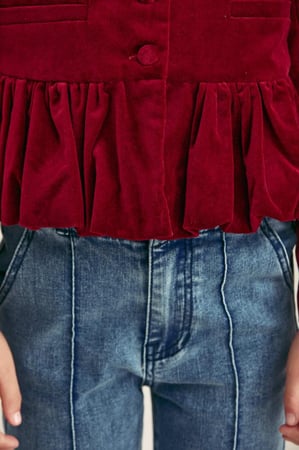 جاكيت مخمل مزين بطيات