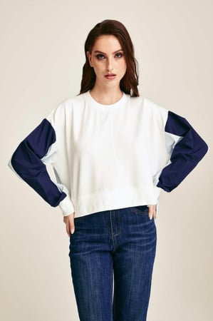 بلوزة واسعة بأكتاف منسدلة