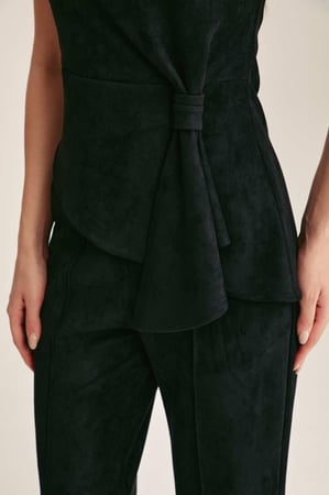 بلوزة بلا أكمام بعقدة جانبية