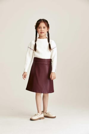 تنورة جلد بقصة واسعة