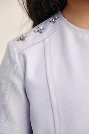 فستان بأكتاف مزينه بالكريستال