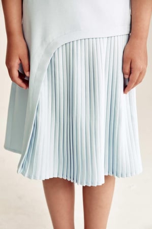 تنورة مزينة بكسرات