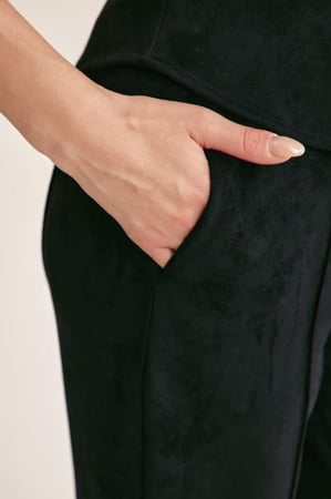 بنطلون بقصة واسعة من أسفل