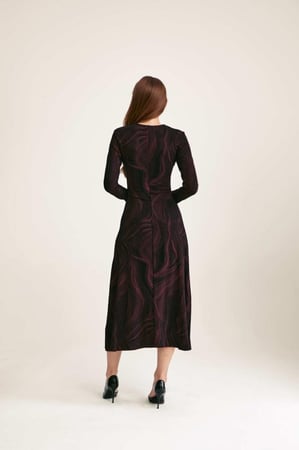 فستان بنقوش مموجة