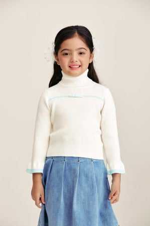 بلوزة بياقة عالية