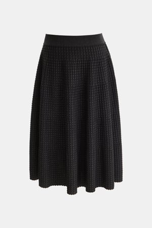 تنورة لامعة بقصة واسعة