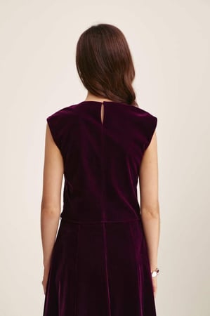 بلوزة مخمل مُطرزة