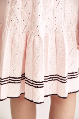 تنورة مقلمة بكسرات