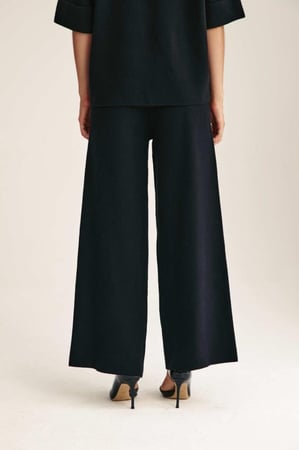 بنطلون واسع بخصر مطاطي