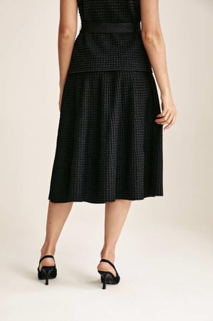 تنورة لامعة بقصة واسعة