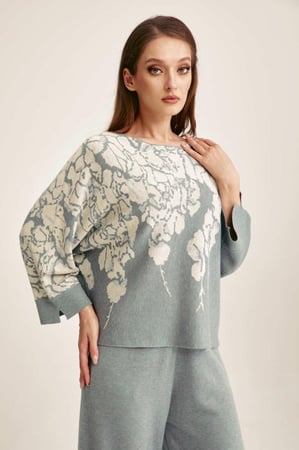 بلوزة واسعة مزينة بنقوش