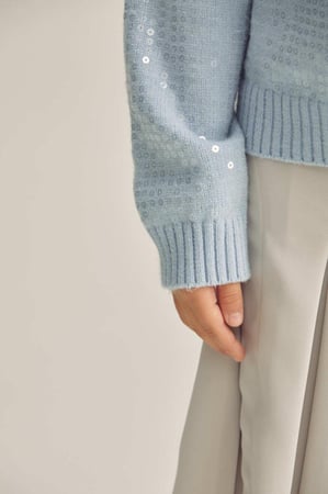 كنزة مزينة بالترتر اللامع