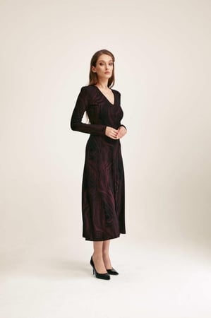 فستان بنقوش مموجة