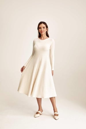 فستان سادة بقصة كلوش