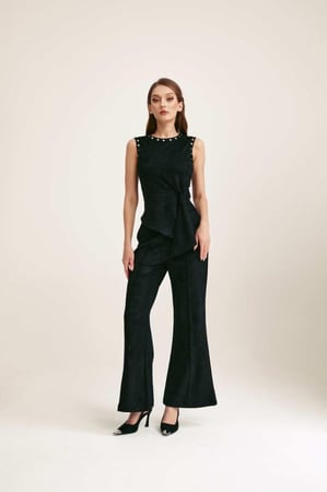 بنطلون بقصة واسعة من أسفل