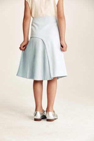 تنورة مزينة بكسرات