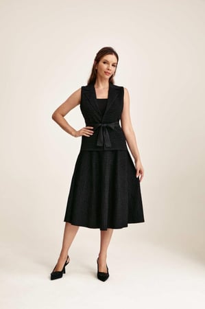 تنورة لامعة بقصة واسعة