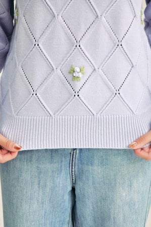 كنزة محبوكة مطرزة بالورود