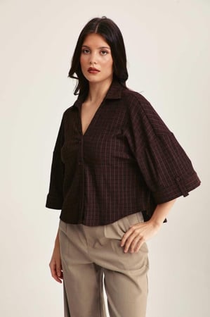 قميص واسع بأكمام مثنية