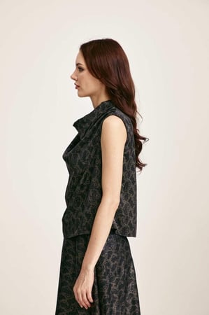 بلوزة بنقشة جلد الأفعى