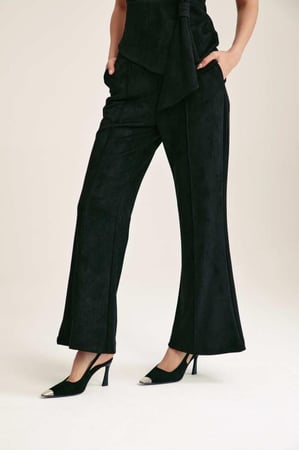 بنطلون بقصة واسعة من أسفل