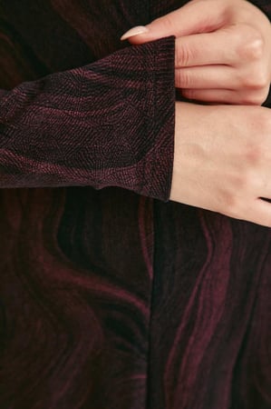 فستان بنقوش مموجة