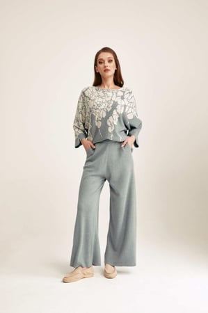 بلوزة واسعة مزينة بنقوش