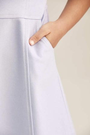 فستان بأكتاف مزينه بالكريستال