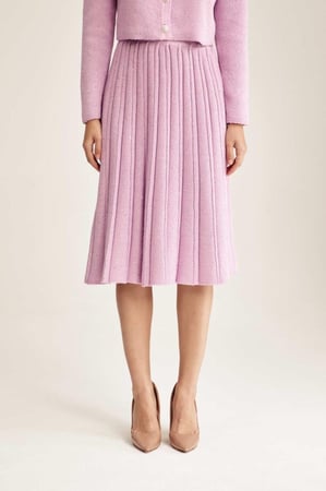 تنورة واسعة مزينة بالترتر