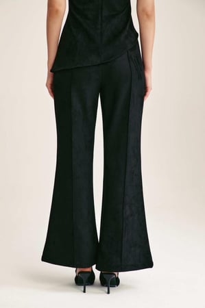 بنطلون بقصة واسعة من أسفل