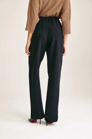 بنطلون بأرجل مستقيمة