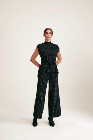 بلوزة منقطة بتفاصيل لامعة