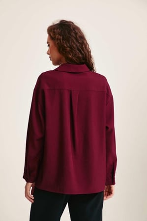 قميص سادة بقصة واسعة