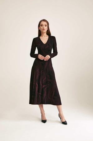 فستان بنقوش مموجة