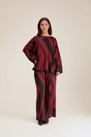 بلوزة واسعة مزينة بنقوش