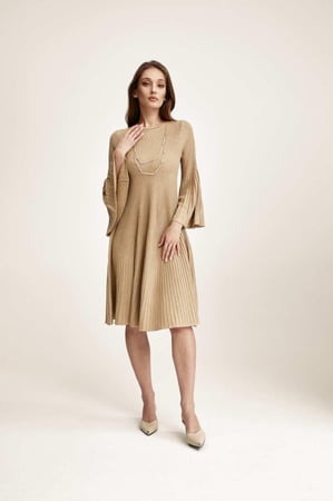 فستان لامع بأكمام جرس