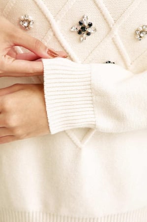 كنزة فضفاضة بتفاصيل لامعة