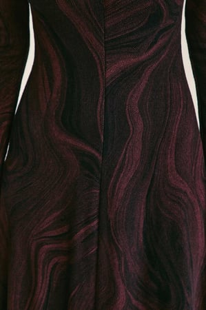 فستان بنقوش مموجة